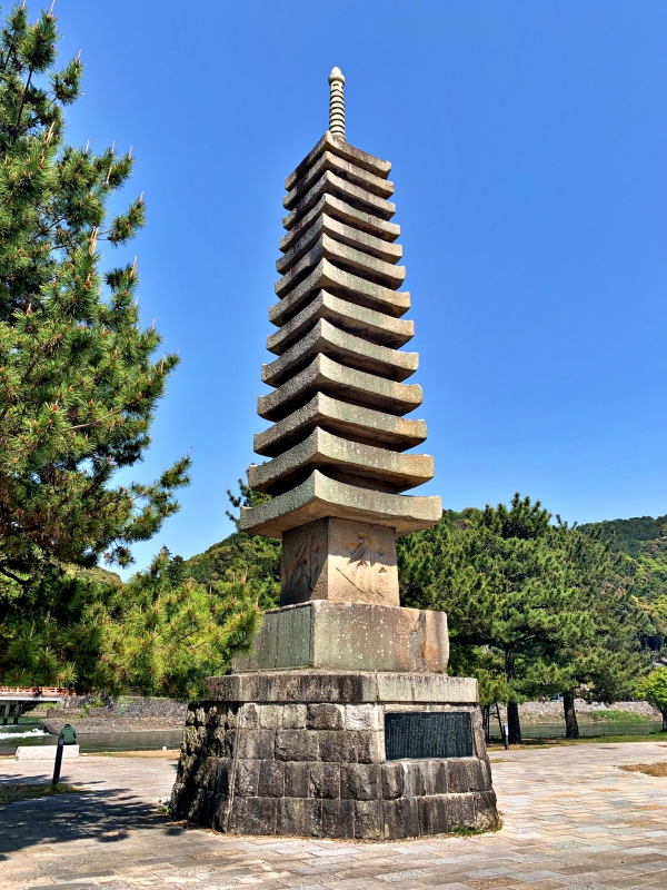 13-storied stone pagoda