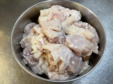Kneading chicken thighs