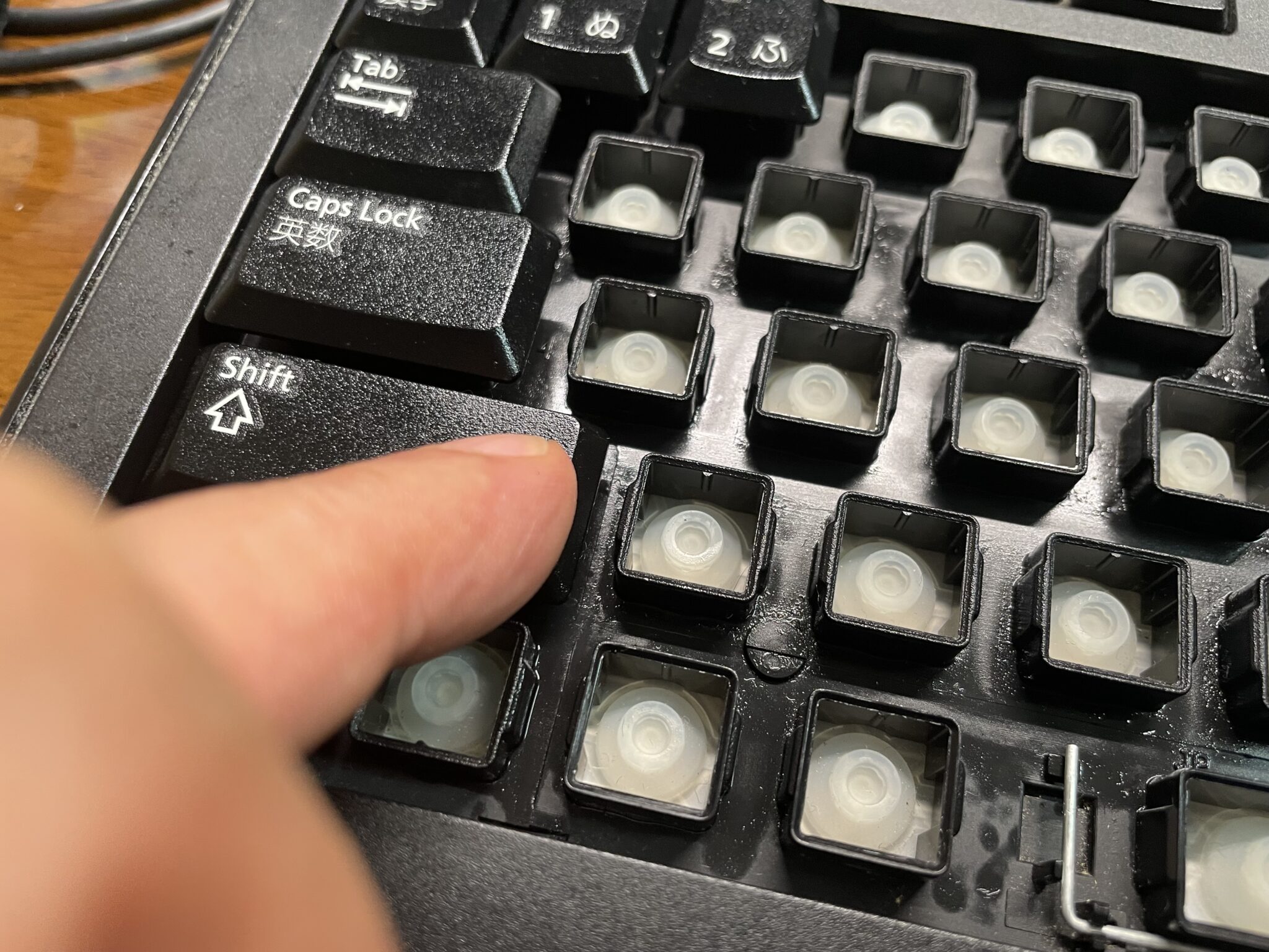 ギシギシときしむキーボード。キーキャップを外して「ビックリ！」埃がいっぱい。