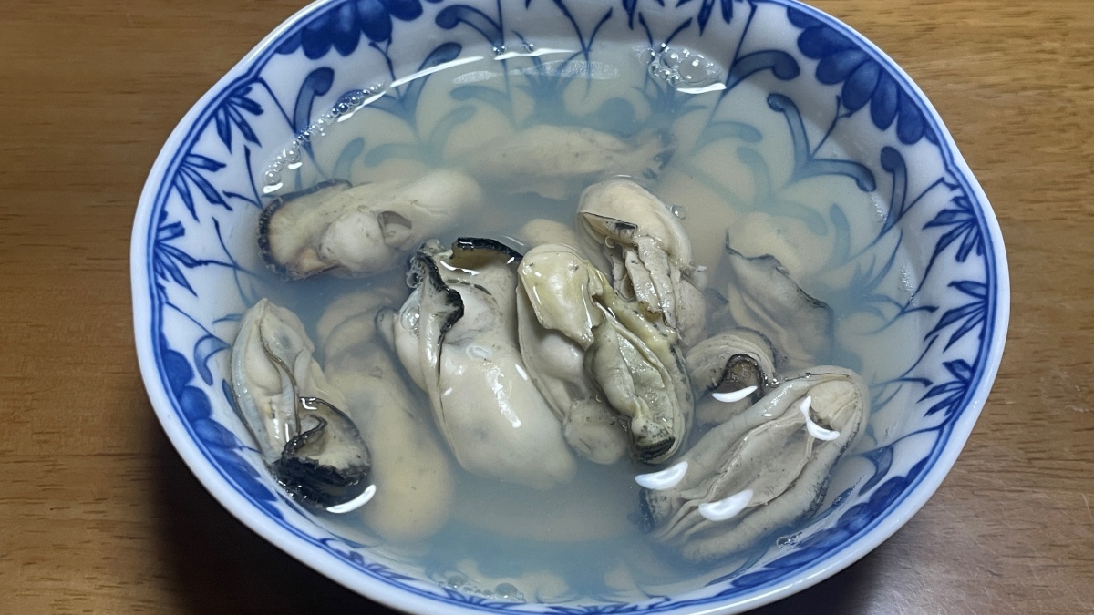 Eye-catching oysters steamed with sake