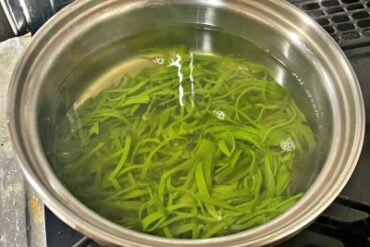 Mekabu soup cooking