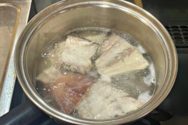 Simmering fish with bones